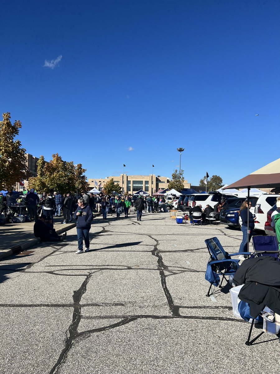 TNNDN's tweet photo. It’s a great day for a tailgate!  @ndfootball and @StanfordFball kicks off at 7:30est on @nbc!  #GoIrish #beatCardinal #ChopTrees https://t.co/pmNbQKPHbR