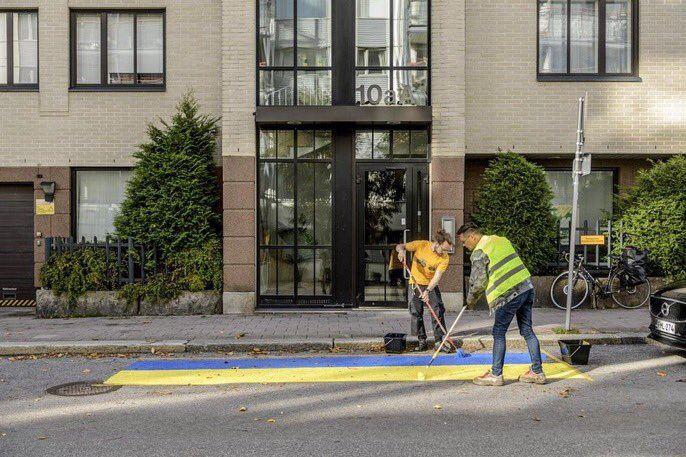 M_WrenchGang's tweet photo. Two Finnish men 'annexed' a Russian diplomat's parking spot in the Finland’s city of Turku, by painting it with the Ukrainian flag.

They called it the result of a "2-man referendum" on "annexing" the spot. The city announced it would not paint over it. https://t.co/1GbWVWCSIV