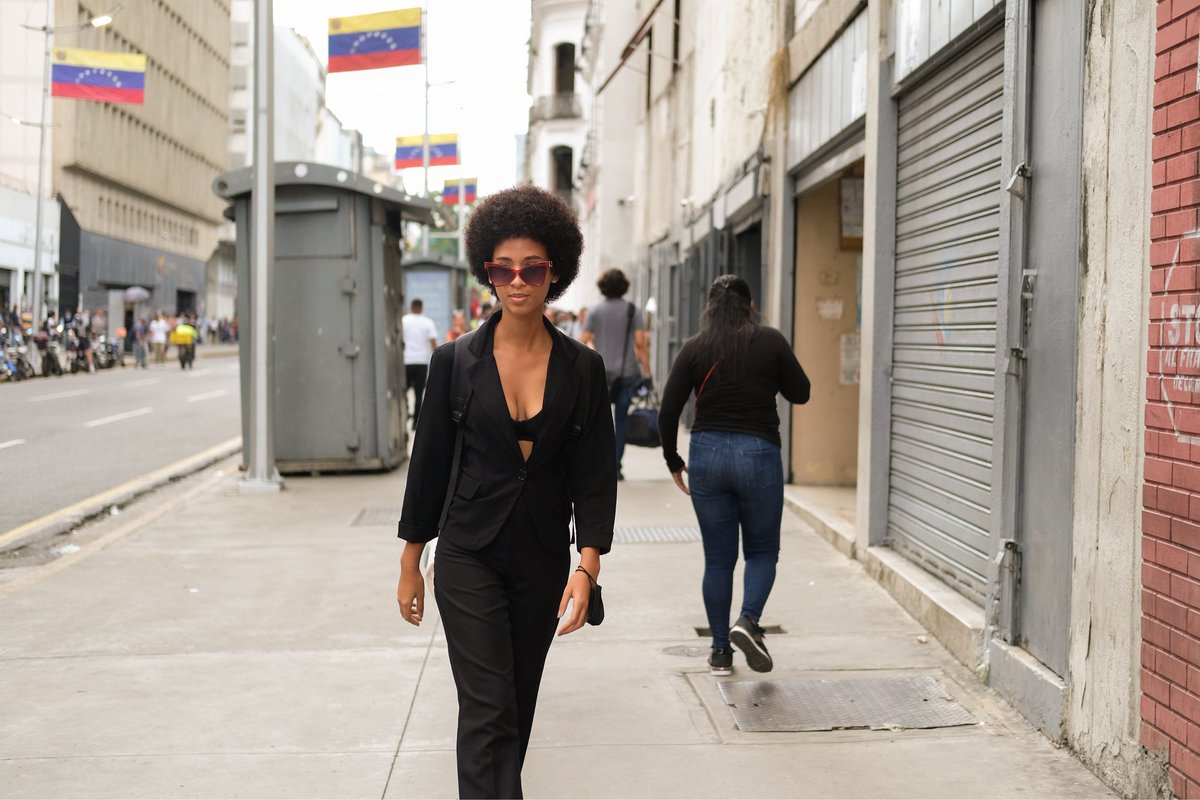 Street Style Caracas 
Cuando me preguntan si en Venezuela hay mujeres afro porque en el Mis Universo hay puras mujeres blancas... 
Desde lejos la ví y cruce la calle para retratarla, las caras lindas de mi gente afro. 
Caracas • Av. Universidad
<a href="/cacriphotos/">© Cacri Photos</a> | #cacriphotos
#photo