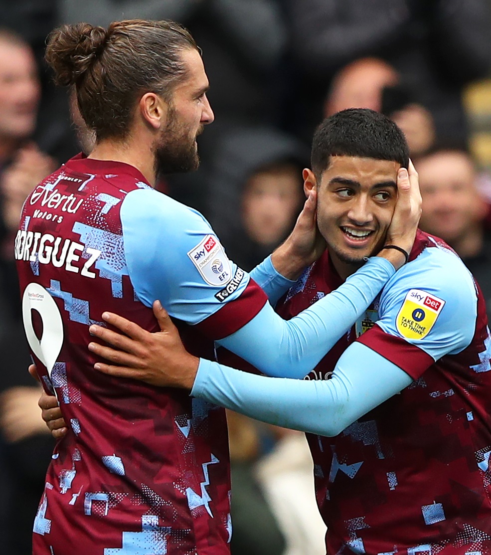 Burnley_FC_Live's tweet photo. Table topping Burnley 🔝 

🔥 Most goals scored 2️⃣4️⃣
⛔️ Fewest defeats 1️⃣
😄 Longest unbeaten run 1️⃣1️⃣
🔒 Second fewest goals conceded 1️⃣2️⃣
⚽ Highest possession 6️⃣5️⃣

#twitterclarets https://t.co/FoTViGTOrV