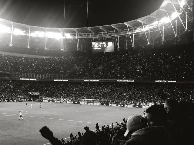 Yarın akşam Trabzonspor maçına gelecek herkes SİYAH giyinsin arkadaşlar. Tüm Beşiktaşlıların görmesi için RT yapalım..