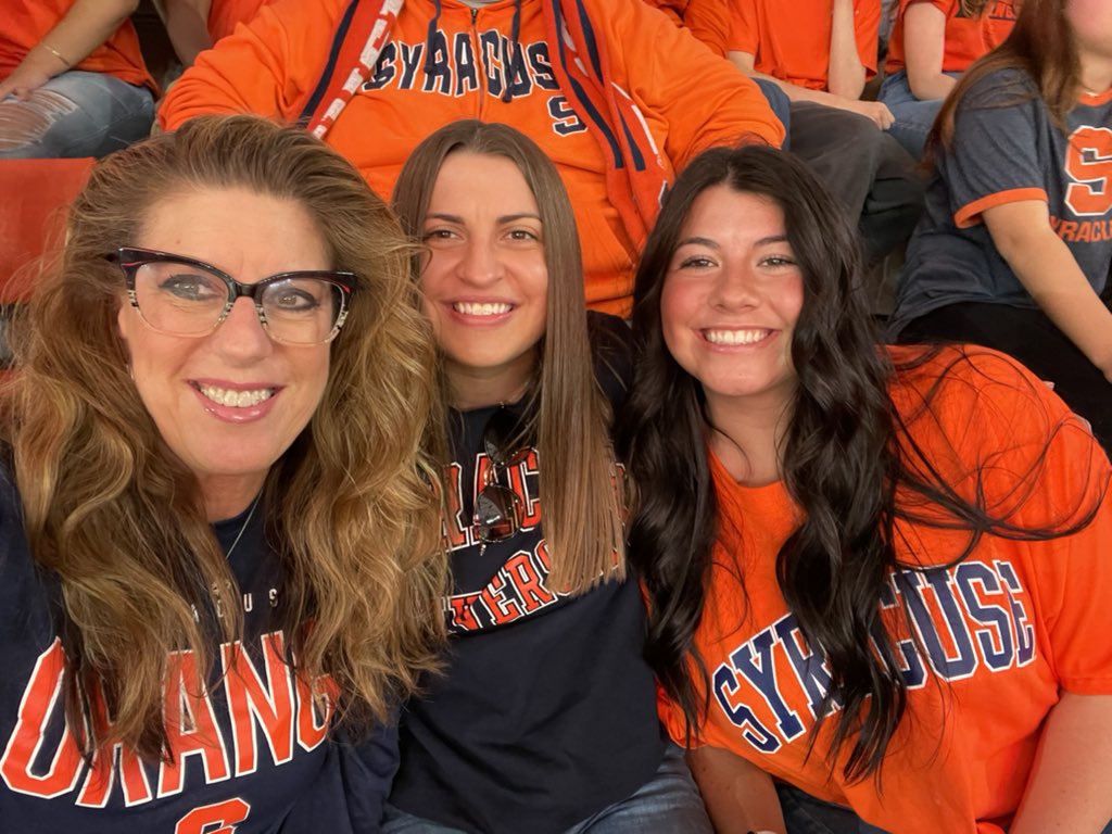MmeHarter's tweet photo. #superfan #cusegameday @CusePromos 🍊🤍 https://t.co/ZqAZUOVfis