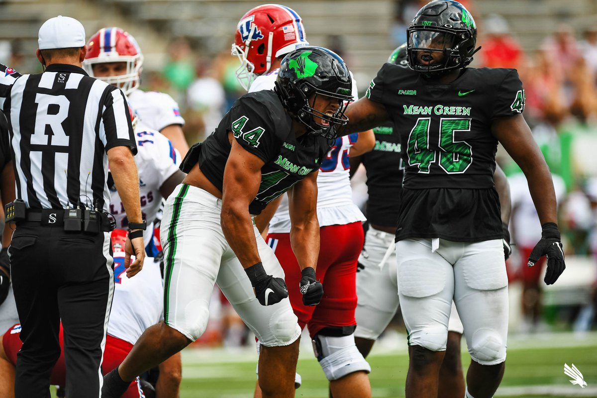 MeanGreenFB's tweet photo. Flex on 'em, @RichardsMazin ‼️💪

𝙎𝙚𝙖𝙨𝙤𝙣-𝙝𝙞𝙜𝙝 2⃣ sacks on the first drive of the game.

#GMG 🟢🦅 https://t.co/Ie0Dbdu35v