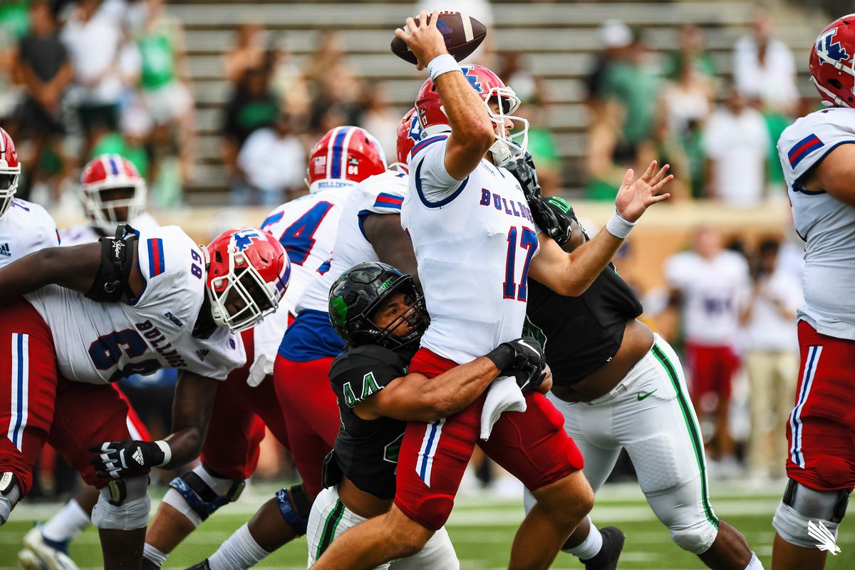MeanGreenFB's tweet photo. Flex on 'em, @RichardsMazin ‼️💪

𝙎𝙚𝙖𝙨𝙤𝙣-𝙝𝙞𝙜𝙝 2⃣ sacks on the first drive of the game.

#GMG 🟢🦅 https://t.co/Ie0Dbdu35v