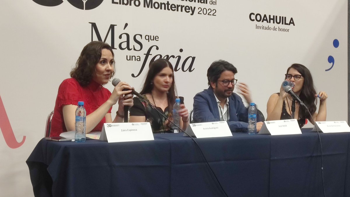 librosqsuenan's tweet photo. Estamos en la "Mesa de diálogo: Autores de Granta" con los escritores Aniela Rodríguez @anielasind, Aura García-Junco
@aauuurrraa y José Adiak Montoya @joseadiak  
Modera: Zaira Eliett Espinosa @zairaee 
Dentro de la @FeriaLibroMty 2022 https://t.co/4B4AurhvlN