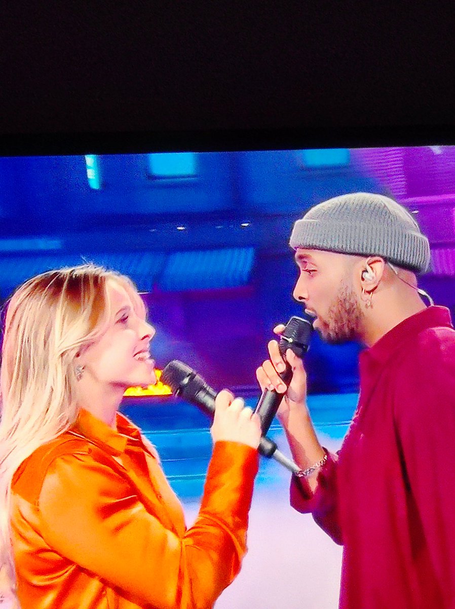 flololo40's tweet photo. #StarAcademy Angèle et Slimane version Lidl https://t.co/vzRYopi2vu