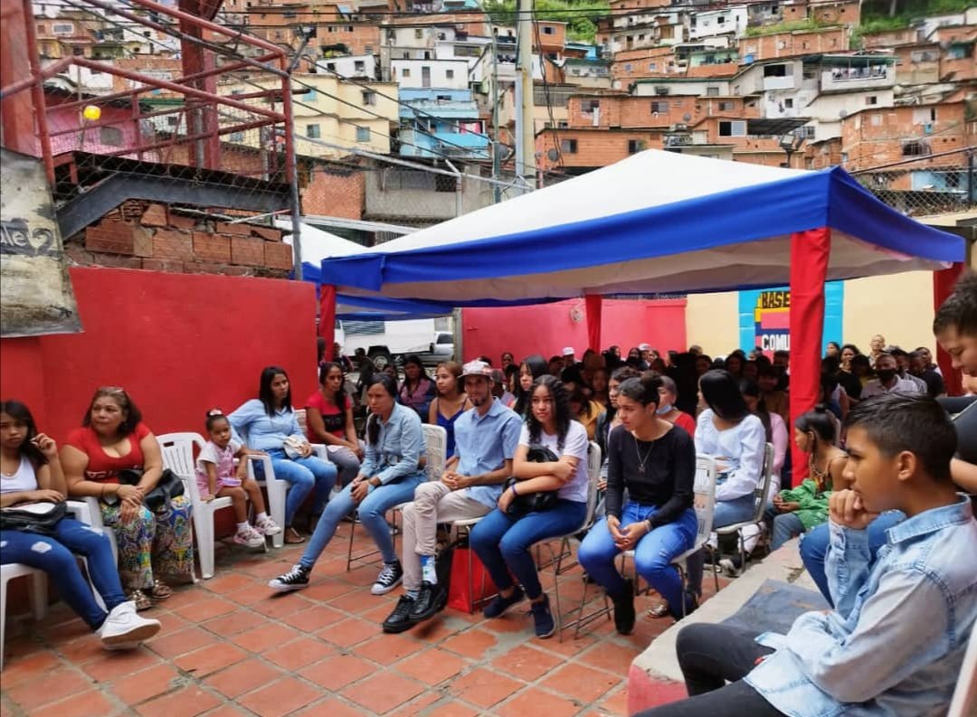 SomosOtroBeta's tweet photo. Celebramos en la #Cota905 la graduación de 339 estudiantes en 5 oficios productivos del Programa de Formación del @SomosOtroBeta Los graduados se organizaron y recibieron 30 kits productivos con herramientas y materiales para iniciar su emprendimiento. https://t.co/2KzZEtkBTG