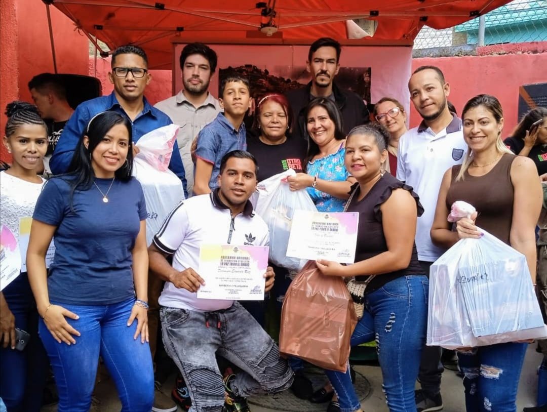 SomosOtroBeta's tweet photo. Celebramos en la #Cota905 la graduación de 339 estudiantes en 5 oficios productivos del Programa de Formación del @SomosOtroBeta Los graduados se organizaron y recibieron 30 kits productivos con herramientas y materiales para iniciar su emprendimiento. https://t.co/2KzZEtkBTG