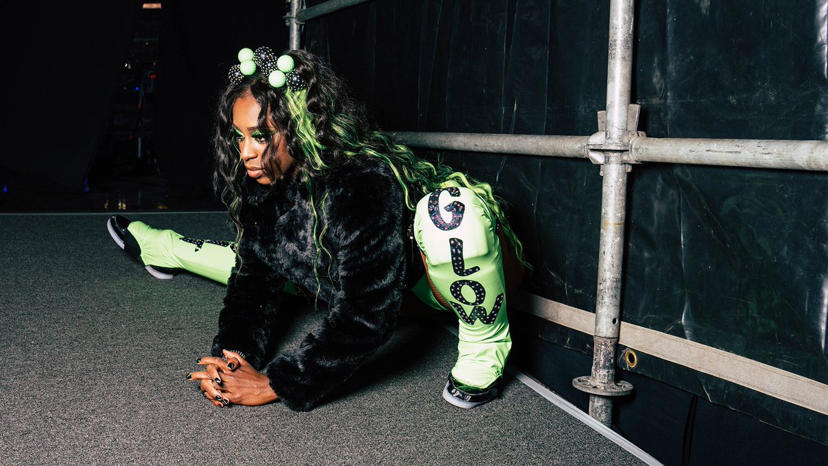 Who wants to help me stretch? ☺️