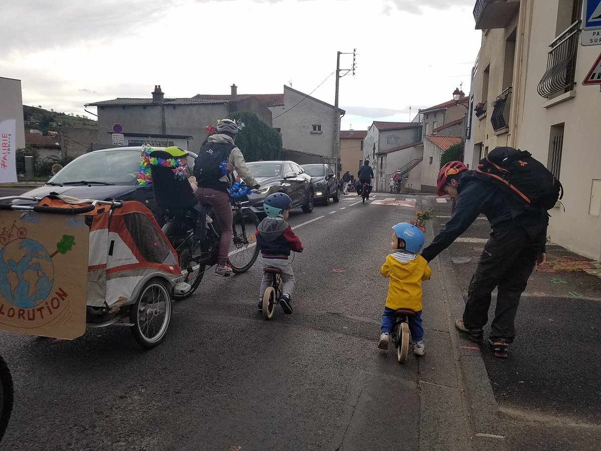 velorution63's tweet photo. 1ère vélorution organisée par un collectif en dehors de la métropole ! 1ère vélorution des enfants ! Bravo Ceyrat pour cette fête du vélo 😍 pour promouvoir l'usage du vélo dans les villes périphériques https://t.co/X1L6JTWnPp