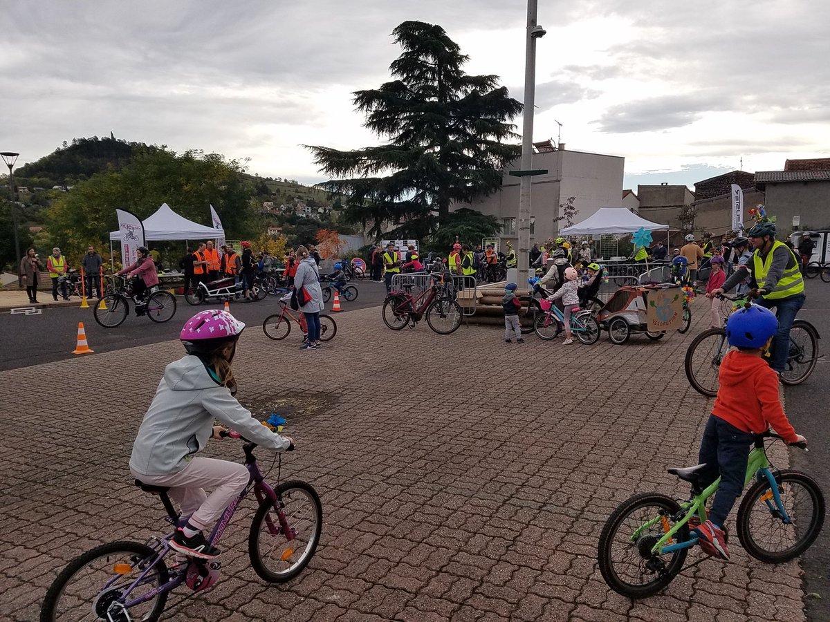 1ère vélorution organisée par un collectif en dehors de la métropole ! 1ère vélorution des enfants ! Bravo Ceyrat pour cette fête du vélo 😍 pour promouvoir l'usage du vélo dans les villes périphériques