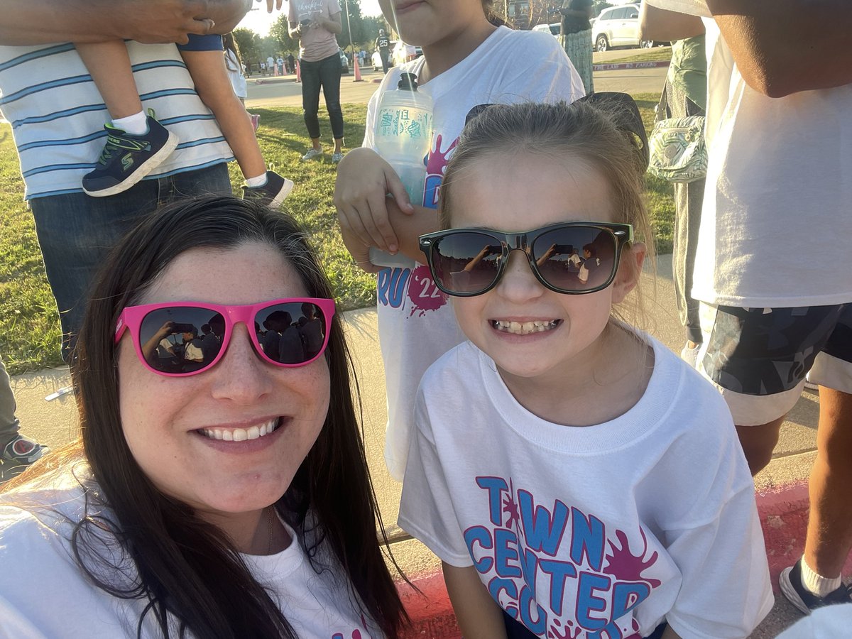 RobisonKenyon's tweet photo. Loved seeing all of my friends at the color run!!! https://t.co/063LJ2FLVy
