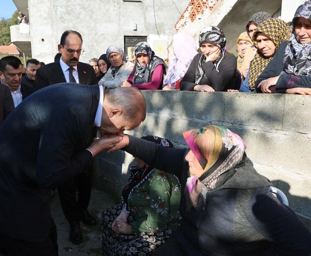 Devlet, her zamanki gibi milletinin yanında.

Lakin bundan bile siyasi rant elde etmek isteyen lağım zihniyetler her türlü pisliği bulaştırmak için çırpınıyorlar. 

#bartın️