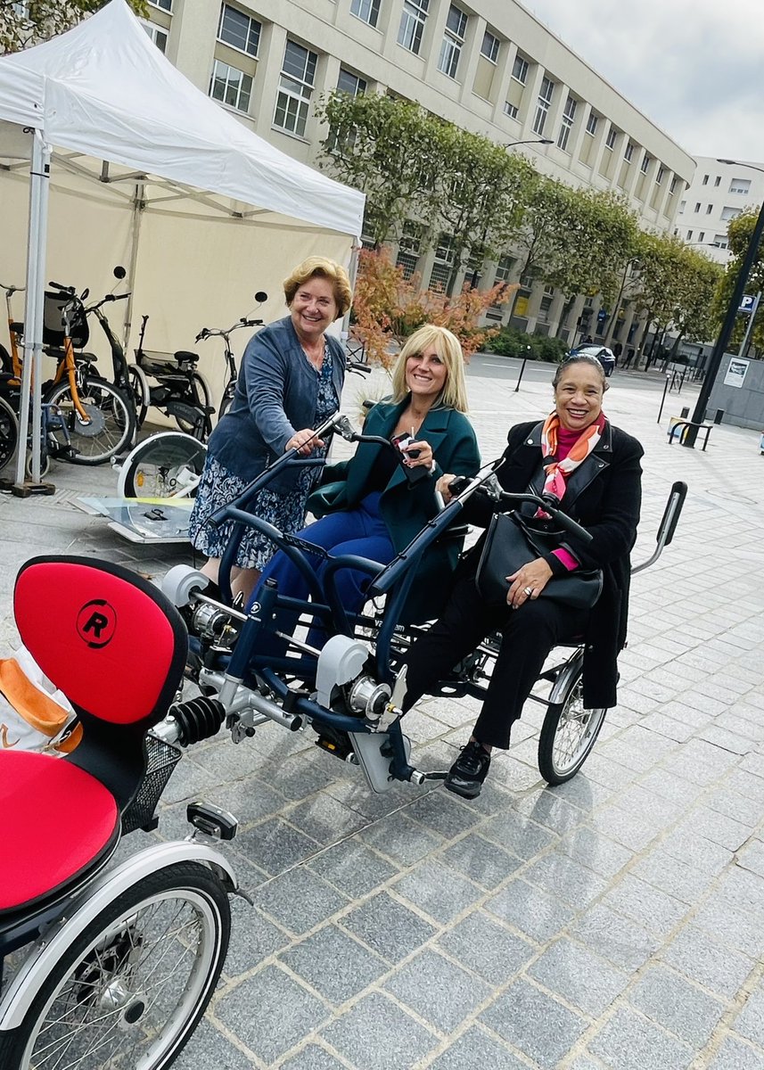 ElomFlavienne's tweet photo. ♿️🚺 Cet apm à #Handipartage. Le vélo #VanRaam, adapté pour les personnes handicapées : l'essayer c'est l'adopter ! C'est aussi l'humour et le #handicap avec
@GuillaumeBats : "être un parmi les autres et non pas un à part des autres".
#Courbevoie #wethe15💜 #TousConcernés https://t.co/naJtvSIc7R