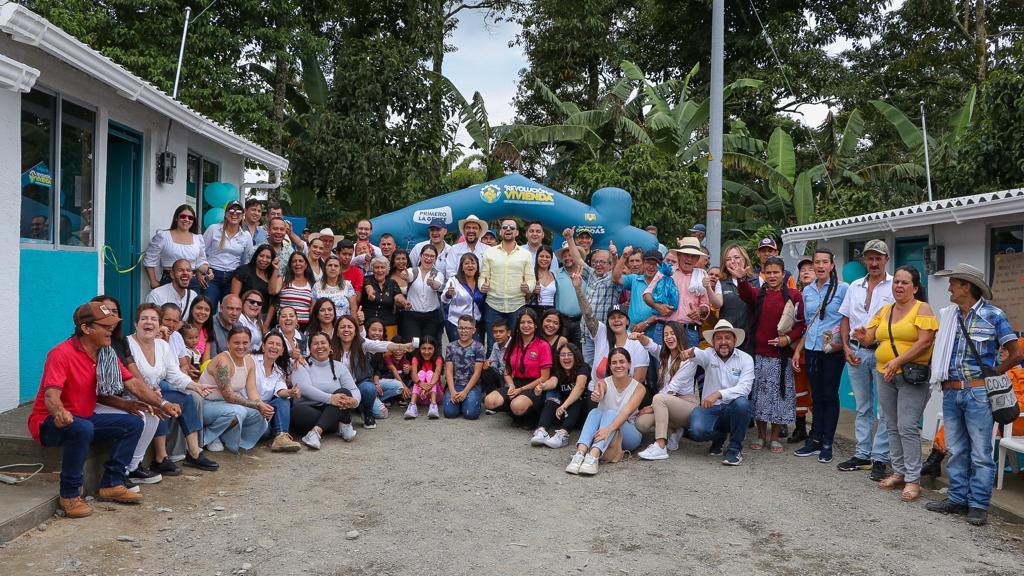 GoberCaldas's tweet photo. Con la entrega de 10 viviendas de las #BloquerasComunitarias de #Filadelfia llegamos a 101 vivendas entregadas por autoconstrucción. 
Estamos demoliendo imposibles para tener más familias felices. GRACIAS a todos los que sumaron. https://t.co/VuvBzeL1Cf