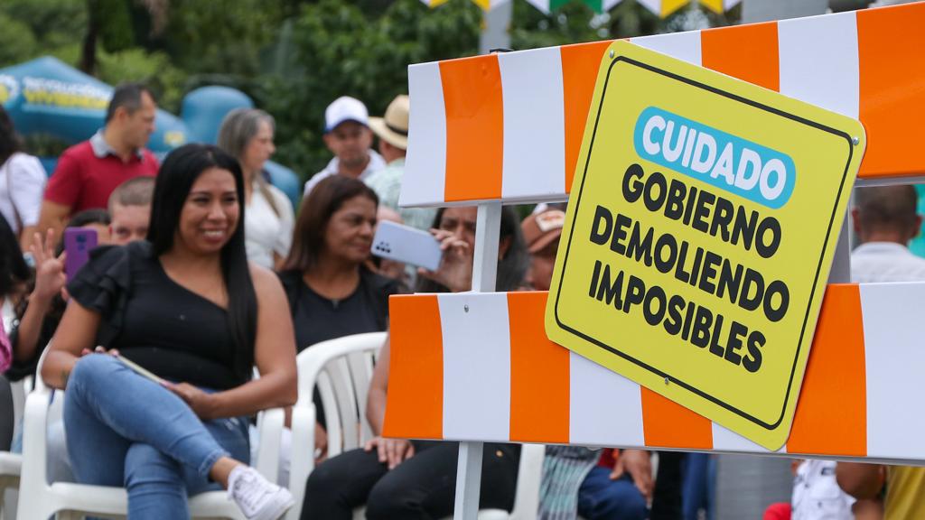 GoberCaldas's tweet photo. Con la entrega de 10 viviendas de las #BloquerasComunitarias de #Filadelfia llegamos a 101 vivendas entregadas por autoconstrucción. 
Estamos demoliendo imposibles para tener más familias felices. GRACIAS a todos los que sumaron. https://t.co/VuvBzeL1Cf