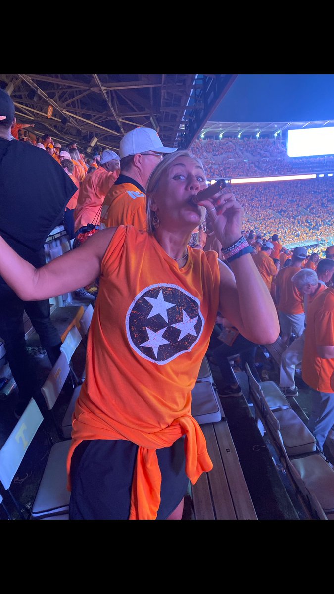 monicawarren16's tweet photo. Yep.. this win even had me tokin’ 🤣. Best game ever!! Go Vols!! 🧡🍊🏈 https://t.co/uXHPrp66q8