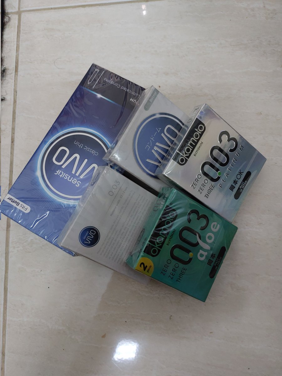 KelinciPaskah's tweet photo. IMO, kondom Sutra kurang enak. Baunya kerasa banget lateksnya. Buat gue sih urutannya:
1. Okamoto
2. Vivo (yg 0,03 rasanya ga jauh beda ama Okamoto dg harga lebih terjangkau, ada macam-macam pilihan jadi bisa bereksperimen)
3. Fiesta (bau buahnya seru) https://t.co/3aLGPzvvX9