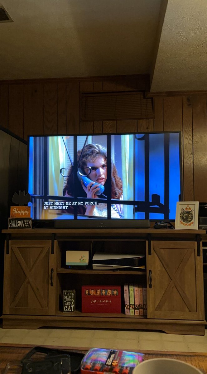 _haleyykat's tweet photo. Nancy is a swiftie confirmed. Taylor sending Easter eggs thru movies now. #ughhermind #TaylorSwift #nightmareonelmstreet #eastereggs #swifties #MidnightsTaylorSwift https://t.co/QmIjvyP4xg