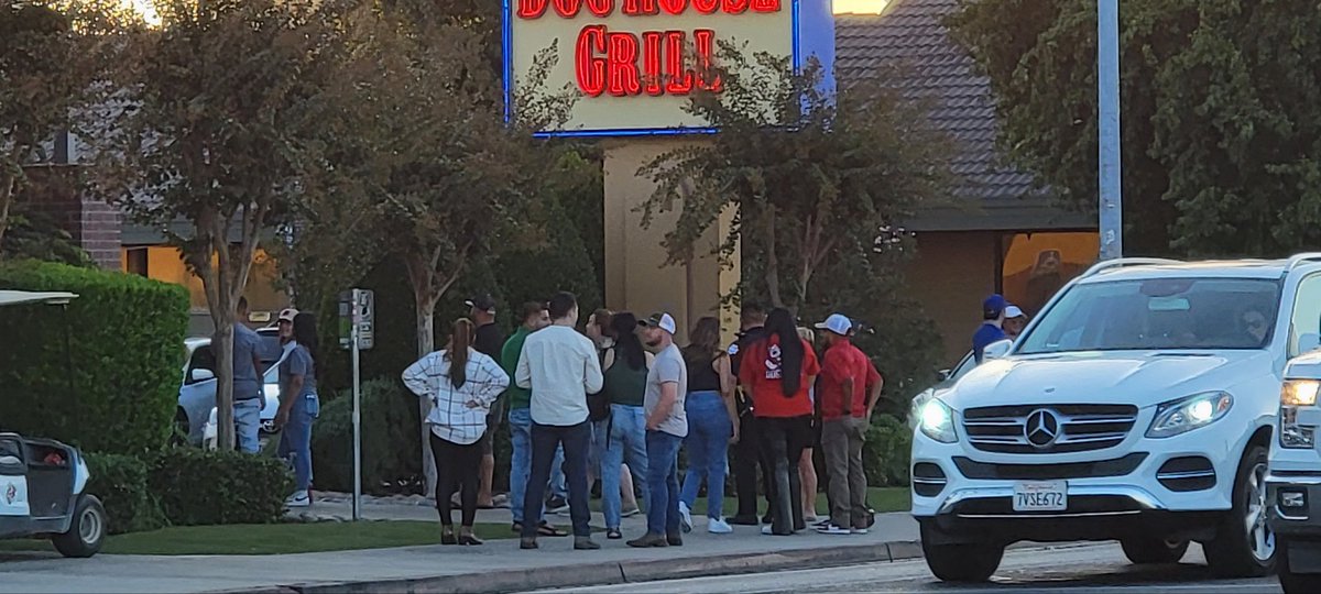 BoxingVitals's tweet photo. Getting ready to eat before we head to Bulldog Stadium. The line at the Bulldog Grill is crazy so we skipped that's spot. #Devros makes some great food too and they had the fights going on 👍 #FresnoStateBulldogs #Football https://t.co/RE0TzZBTbq