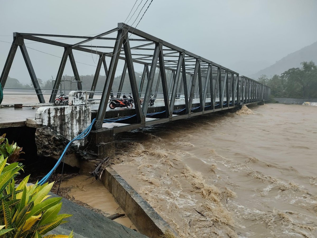 jmichaelmgs's tweet photo. Tamdagan bridge in Vintar, Ilocos Norte closed to motorists as the river threatens to overflow due to heavy rains spawned by #NenengPH. 📷 Brgy. Tamdagan FB https://t.co/4AAeY1POsT