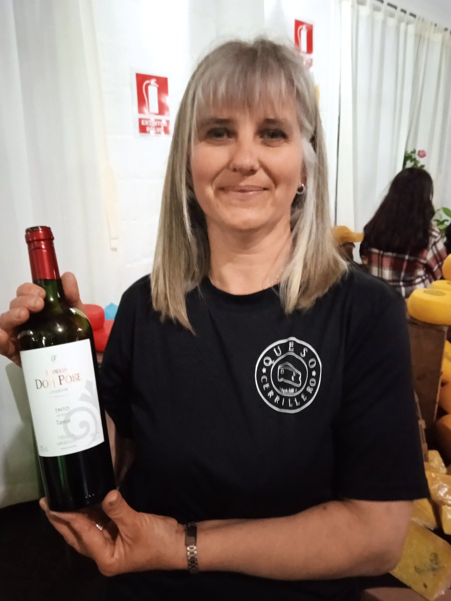 FIESTA DE LA VENDIMIA
Ella es Carolina Hadar. Fue reina de la vendimia en Las Piedras en 1986. 

Hoy con sus quesos junto a <a href="/LaCataEnTuCasa/">LacataEntuCasa</a> y la bodega Don Pose.