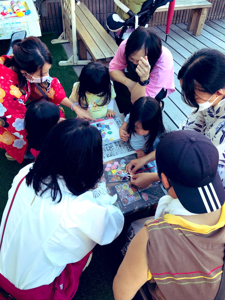 ellfy0401's tweet photo. 季節外れだけど、皆で浴衣を着た。
本当に久しぶりに5人分の着付をする。
身体って覚えてるものなのね🤣
屋台の装飾の為に
夜なべしてフェルトで
ガーランド作った♥️
文字は羊毛をチクチク差し固める。
失敗した風車も取付けて
可愛いガーランドが完成。
準備も楽しい。
#川越祭り2022
#conote
#風車 https://t.co/jCsEH9lOFV