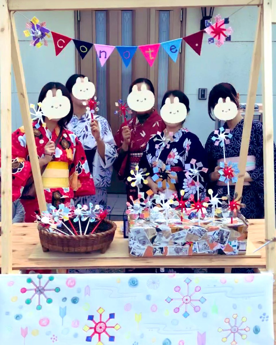 ellfy0401's tweet photo. 季節外れだけど、皆で浴衣を着た。
本当に久しぶりに5人分の着付をする。
身体って覚えてるものなのね🤣
屋台の装飾の為に
夜なべしてフェルトで
ガーランド作った♥️
文字は羊毛をチクチク差し固める。
失敗した風車も取付けて
可愛いガーランドが完成。
準備も楽しい。
#川越祭り2022
#conote
#風車 https://t.co/jCsEH9lOFV