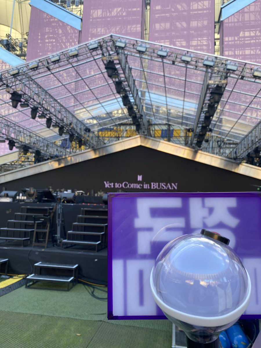 JINYNJK's tweet photo. @Jinhope_0218 

G03 1열에서 정국 메리미 흔들고 있었는데 우리 정국님이 손으로 가리킬 때 알았지만 라이브에서 언급할지 상상도 못 했네 ㅜㅜ 우리 홉러버 님 덕에 이런 귀중한 경험을 다 해 봅니다🥹 

정국아 아미들은 언제나 답은 정해져 있어💜

#아포방포 #BTS #아시아드 #YetToComeinBUSAN https://t.co/X0oV17Fmj4