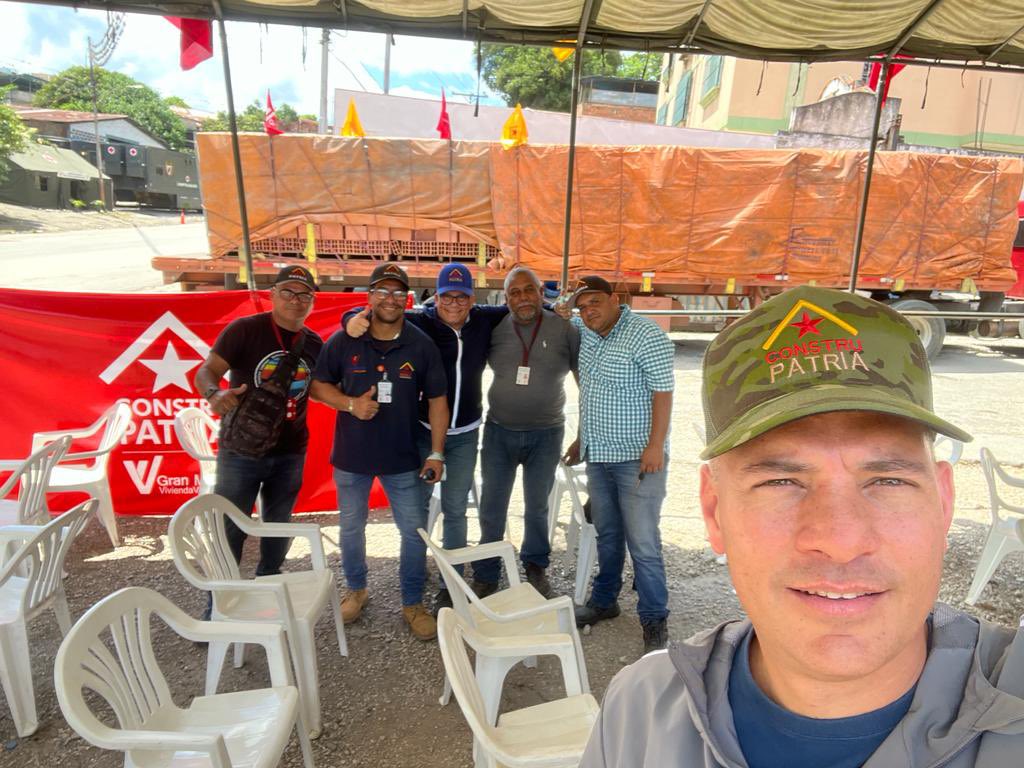 lilidiaz8's tweet photo. El equipo de @Construpatria1, liderado por su Pdte. @sanchezromanven, está presente en Las Tejerías, trabajando en el Puesto de Comando que sirve para el acopio de materiales para las viviendas de nuestro pueblo. 

#PoetasDePazEnVenezuela
@ejalvarezg @yelacarol @PR360Consultor https://t.co/cTJUGEB7r5
