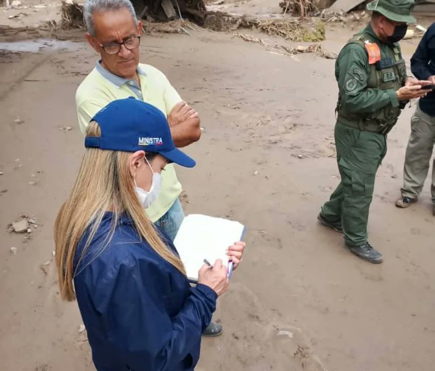 DhelizAlvarez's tweet photo. Con profundo amor por nuestro pueblo y en unión cívico militar, coordinamos el rescate de la industria y del comercio. El gabinete económico está desplegado junto al vicepresidente @TareckPSUV, y pronto Las Tejerías, retomará su actividad productiva.
#PoetasDePazEnVenezuela https://t.co/6NicreNcaG