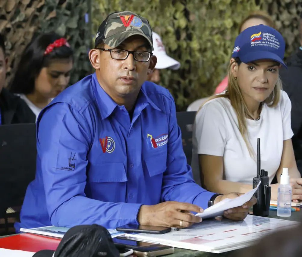 Con profundo amor por nuestro pueblo y en unión cívico militar, coordinamos el rescate de la industria y del comercio. El gabinete económico está desplegado junto al vicepresidente <a href="/TareckPSUV/">Tareck El Aissami</a>, y pronto Las Tejerías, retomará su actividad productiva.
#PoetasDePazEnVenezuela