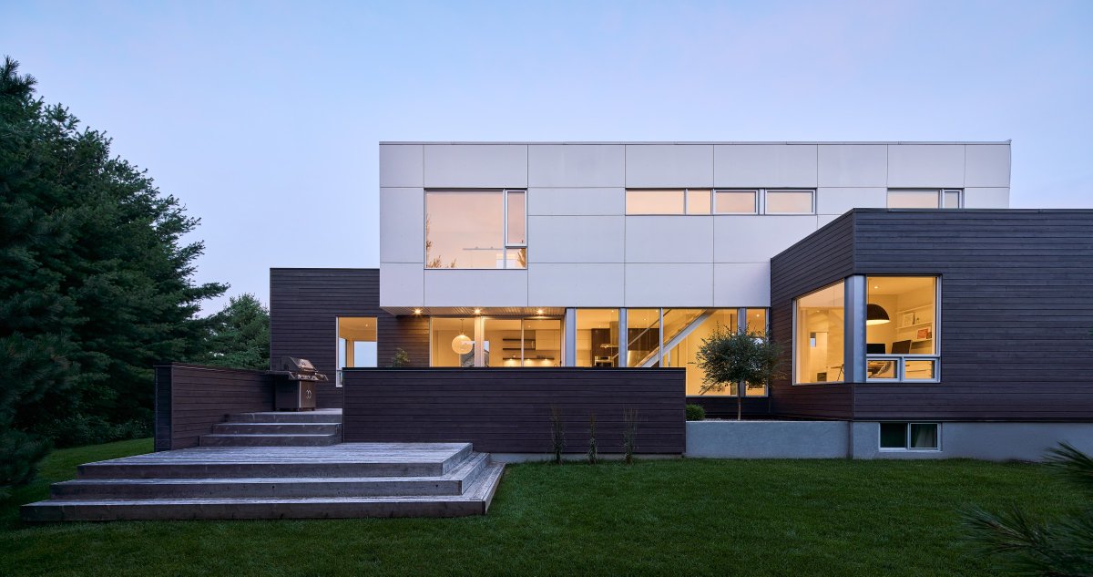 Custom home, 3,000 sq. ft. or less, is won by Colizza Bruni Architecture &amp; Sanchez Homes for a contemporary home clad in white cement board and wood siding and boasting cantilevered overhangs
#GOHBAawards