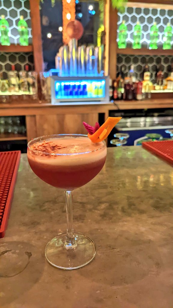 OlguitaReyna's tweet photo. Llegamos a #Terrat 👏 Qué buena noche #CocktailWeek https://t.co/fPwKWbD51H