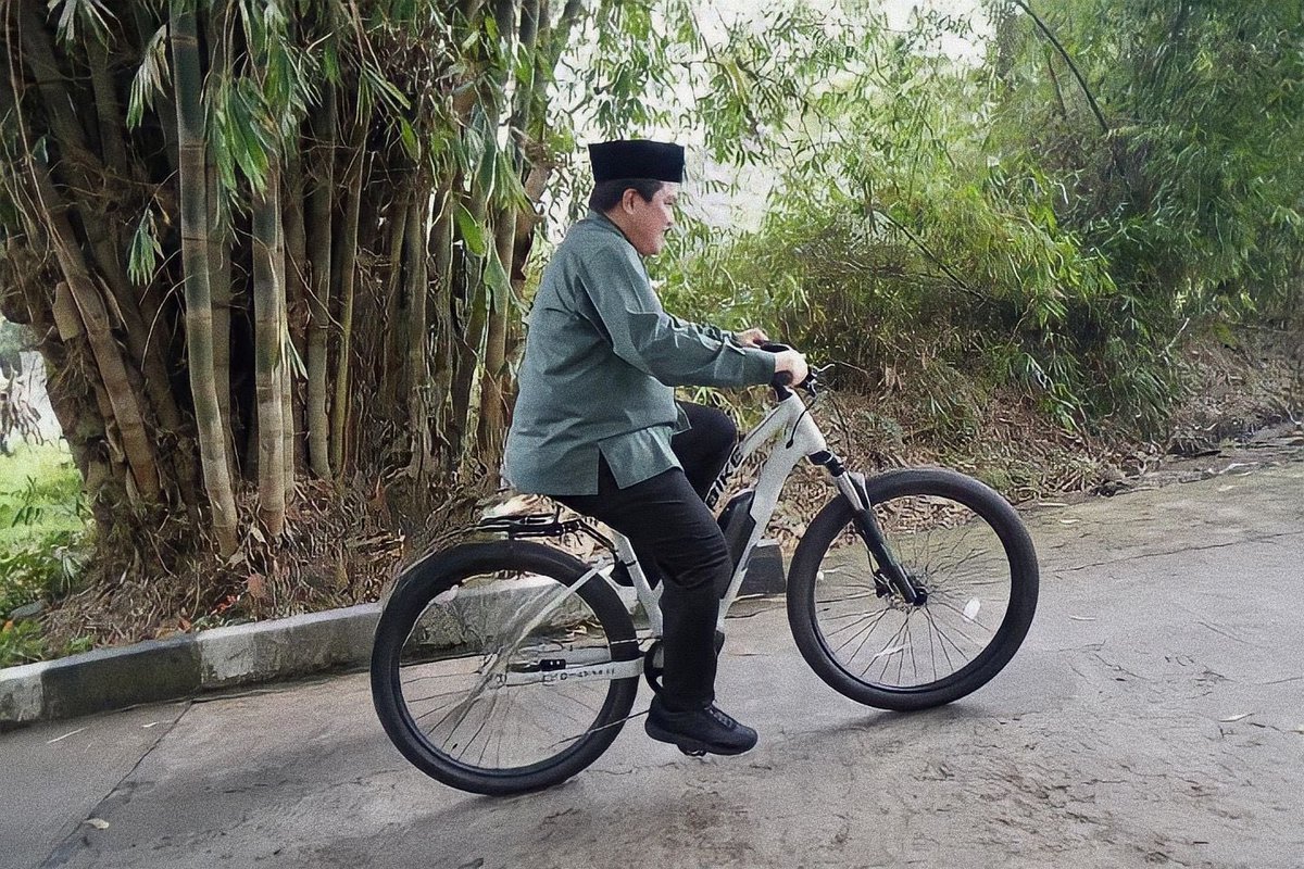 Mengayuh sepeda dan bersiap saat tanjakan adalah tantangan yang harus dihadapi untuk mencapai tujuan.

#KitaHadapiKitaAtasi