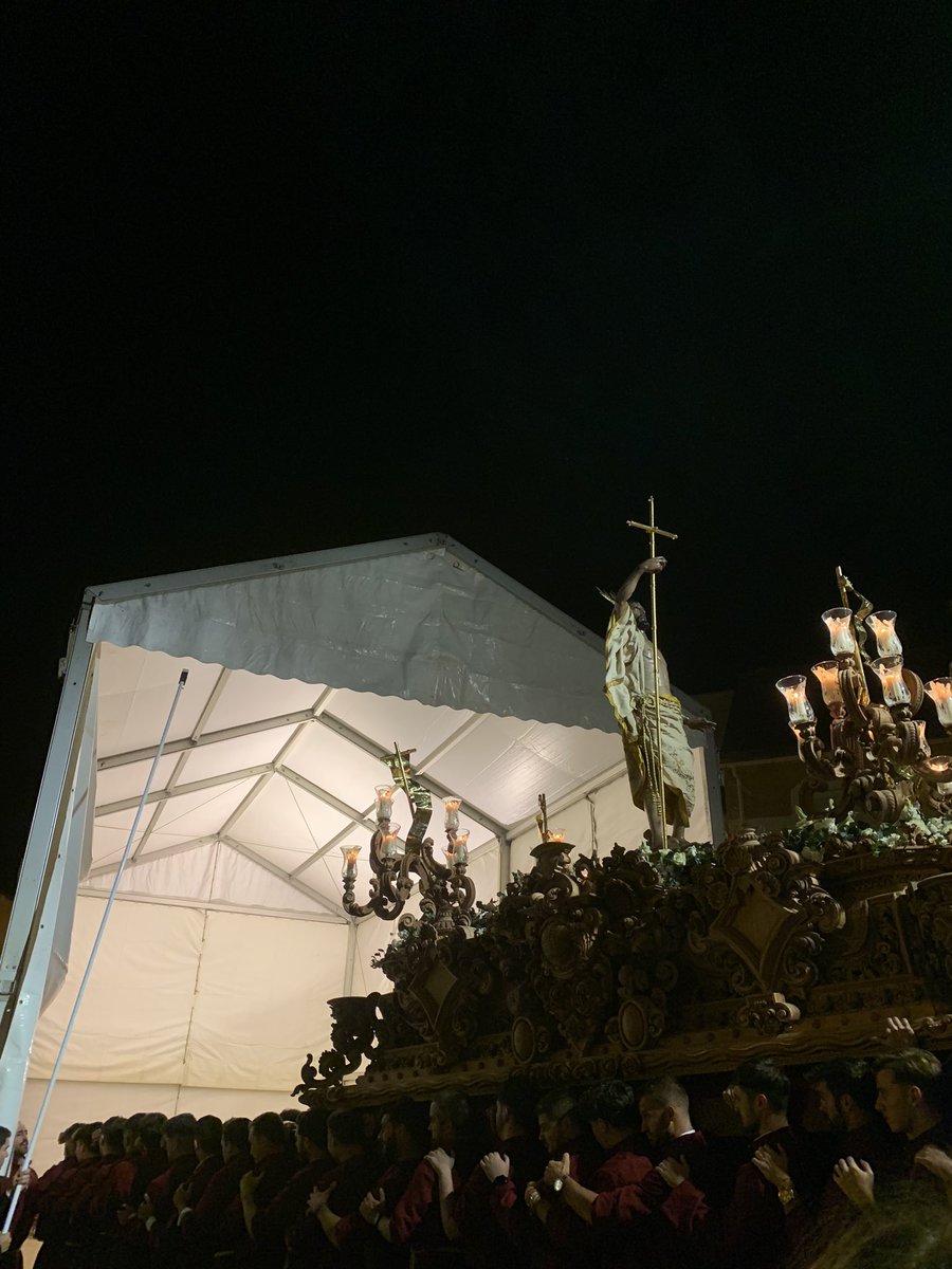 75AgrupVelez's tweet photo. #MagnaVelez | Ntro. Padre Jesús Resucitado [@Resur_Estrella] realiza su encierro finalizando su procesión en estos instantes en la Plaza de Ntra. Sra. de las Angustias Coronada.

@PasiondeLinares
#75CofradiasVelez
#VelezMalaga https://t.co/KI5qBEwdHB