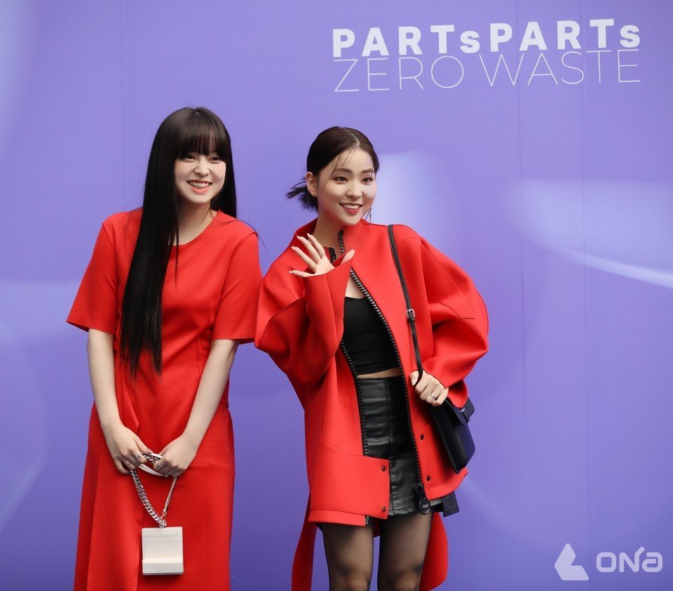 LUNARSOLAR_INTL's tweet photo. Tokunaga Yuuri &amp; Eseo at 2023 S/S Seoul Fashion Week at PARTsPARTs photowall 

#YUURI #ESEO 
#유우리 #이서 @ggafamily_offcl https://t.co/8AAP9Xl2xK