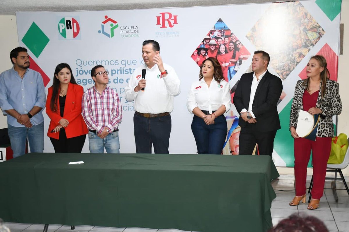 IRHMichoacan's tweet photo. Esta mañana hicimos entrega de las constancias a quienes acreditaron el Curso-Taller “Manejo de crisis en redes sociales: herramientas de comunicación política”, en compañía de nuestra dirigencia estatal. 
#Revolucionarios https://t.co/C2Vj9LM31C