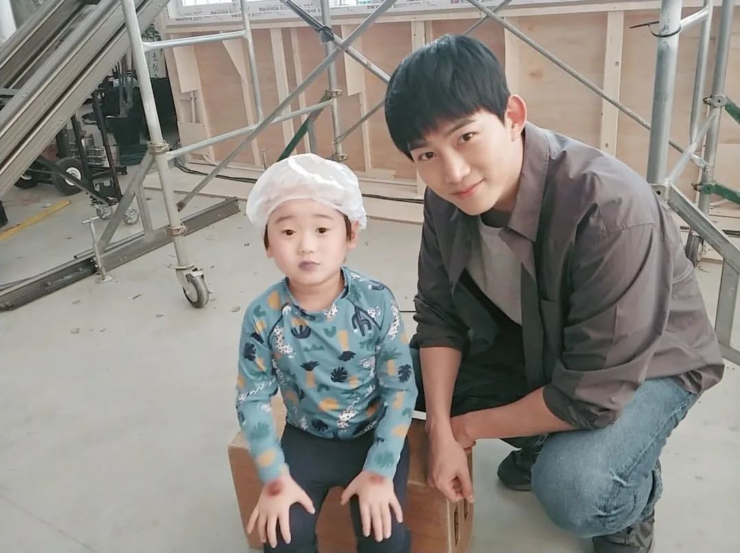 애기랑 있는 택연이는 늘 참 이쁘다 (rkdgml14 TVN 드라마 " 블라인드 " 에 원웅이로 출연했던 은성이♥ 은성아 드라마 촬영하느라 너무 수고했어~😘💗)...