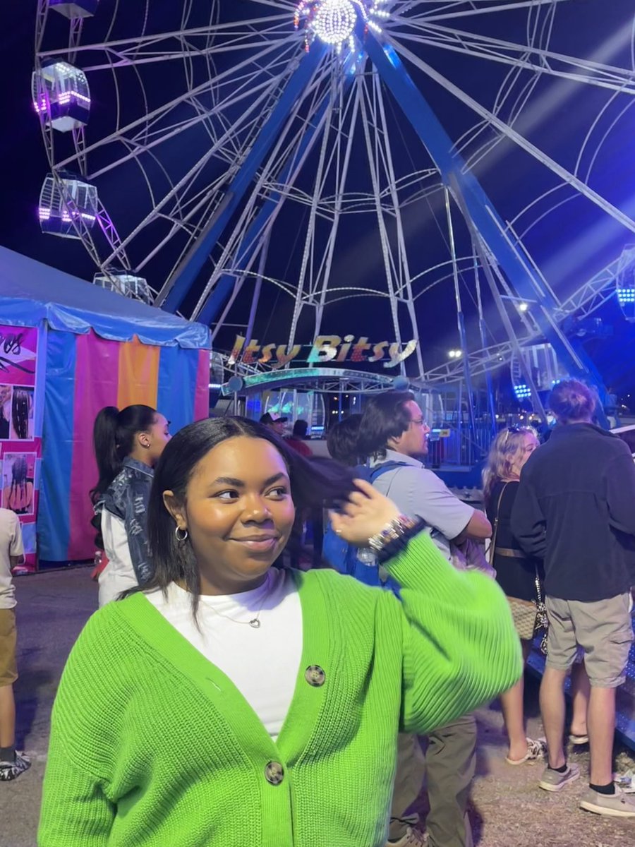 1girl1library's tweet photo. 🎡💚 https://t.co/PYTLSp1q4m