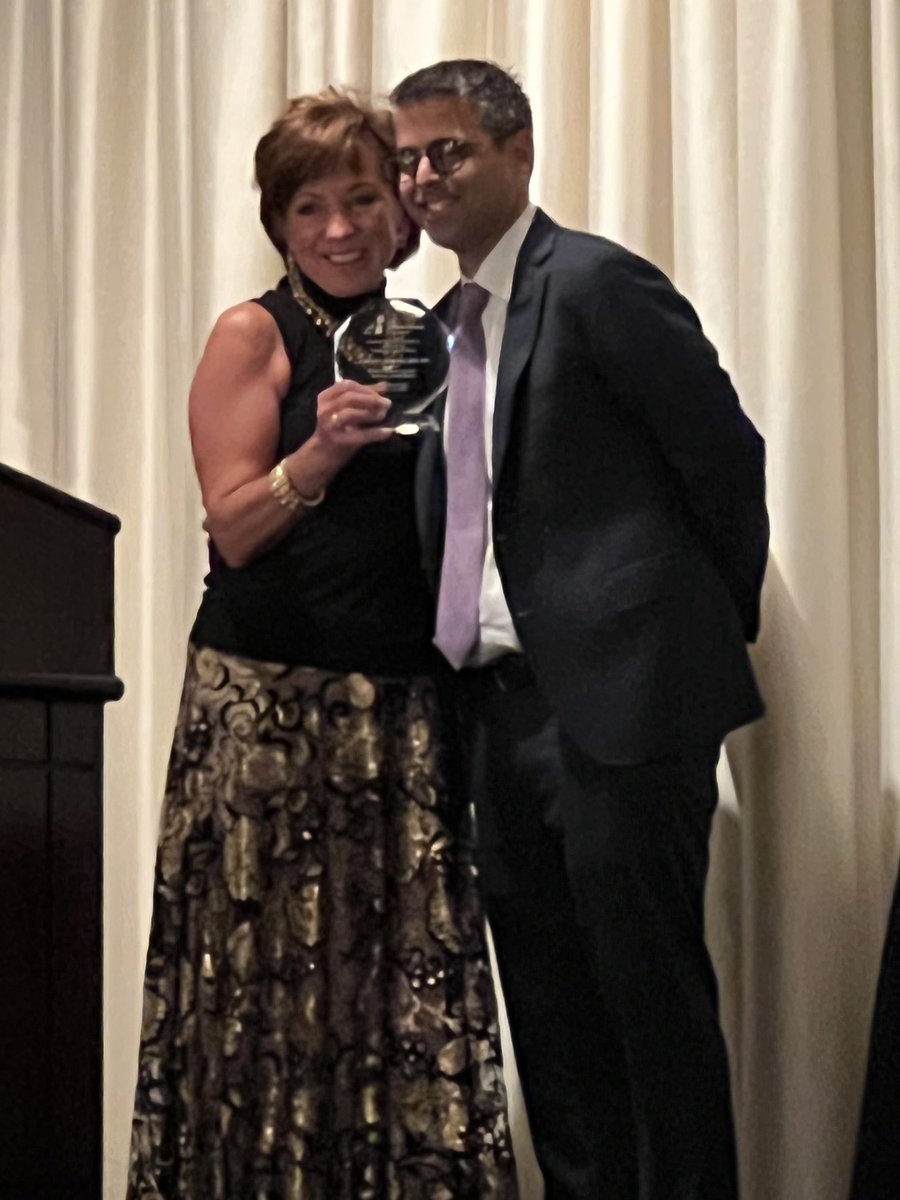 Amazing to see Raj Keswani receive the Nobility in Science award from the National Pancreas Foundation. ⁦@NMGastro⁩ ⁦@NorthwesternDHF⁩ -making the Division Proud.