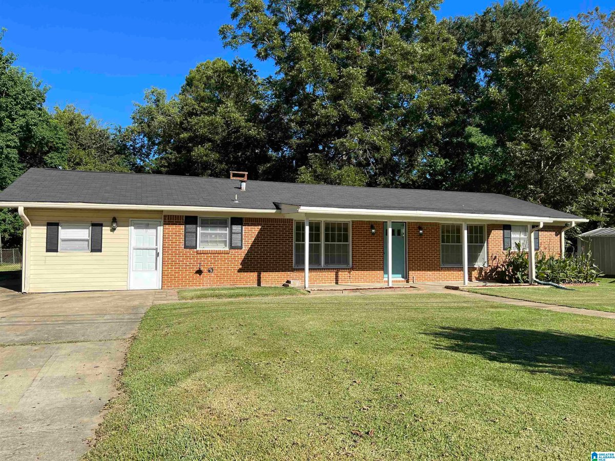 tutt_land's tweet photo. Charming ranch style home with large living room, 3 bedrooms, 2 bath also includes a bonus room not included in square footage. Priced at $175,000. Please call Lee Eaves at 334-341-7081.
https://t.co/moB093OnnU
#marengocountyal #ranchstylehome #demopolisal https://t.co/tLBd2trIo9