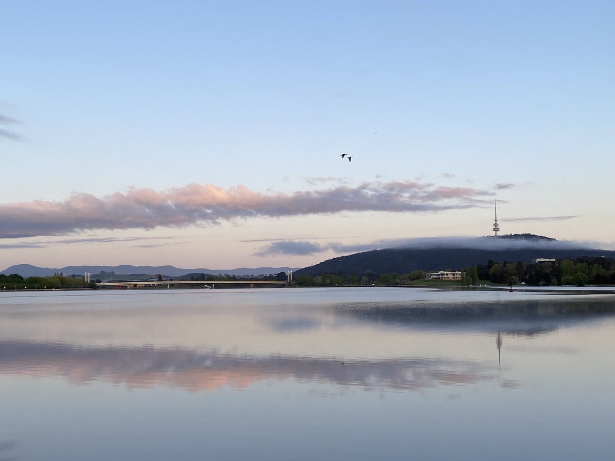 alexlui83's tweet photo. #sunrise in #canberra. 4 degrees and just me, my bike and a few ducks arguing behind me. ⁦@Canberra⁩ ⁦@visitcanberra⁩ #Sunday https://t.co/epV2eq096M