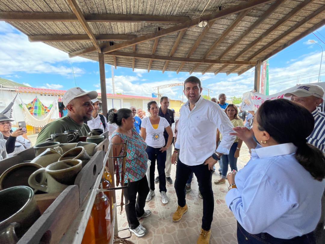prospericarlos's tweet photo. ¡Sumando voluntades! 

Llegamos a la población de #Tintorero en el Mcpio. Jiménez junto a nuestra Sec. General @SobellaMejias y el compañero @edgarzambranoad  comprometidos con el cambio y la lucha por la Democracia, Libertad y Prosperidad en Venezuela #UnidosXVenezuela #Mcpio201 https://t.co/jysBTlSaPA
