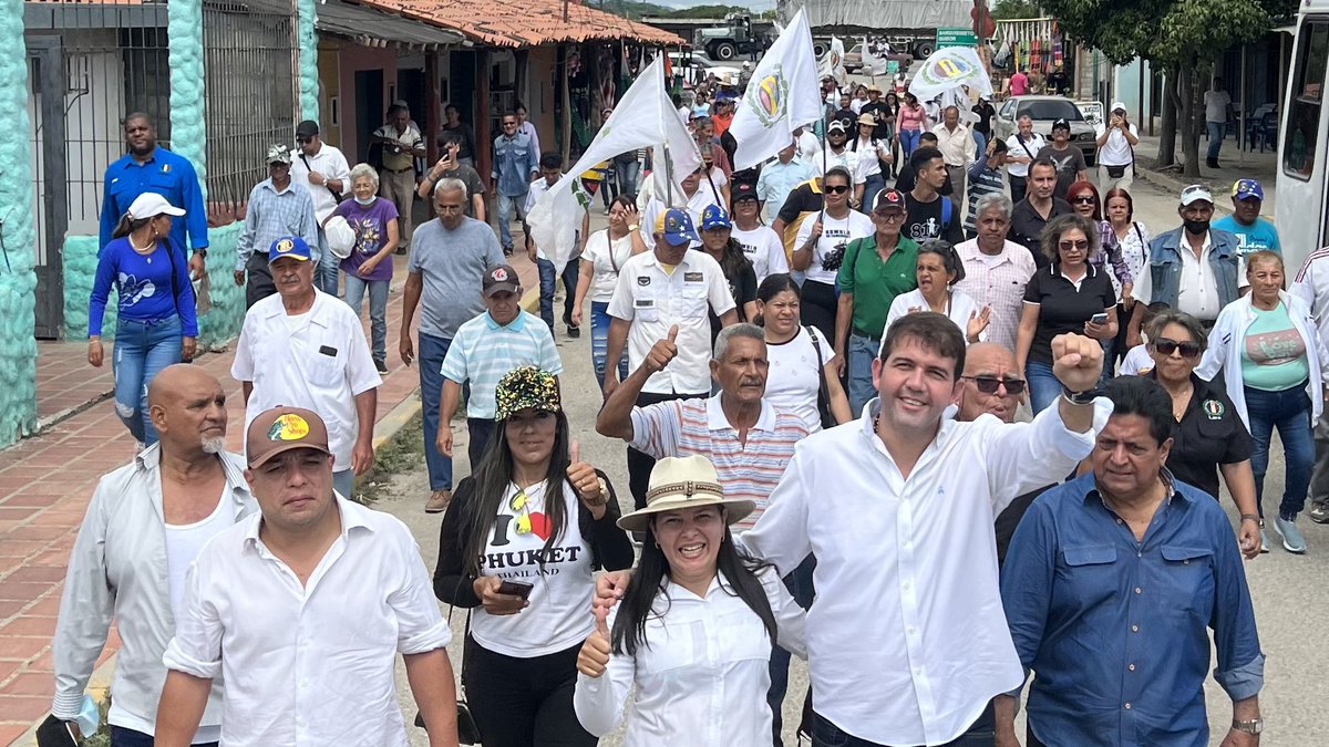 prospericarlos's tweet photo. ¡Sumando voluntades! 

Llegamos a la población de #Tintorero en el Mcpio. Jiménez junto a nuestra Sec. General @SobellaMejias y el compañero @edgarzambranoad  comprometidos con el cambio y la lucha por la Democracia, Libertad y Prosperidad en Venezuela #UnidosXVenezuela #Mcpio201 https://t.co/jysBTlSaPA