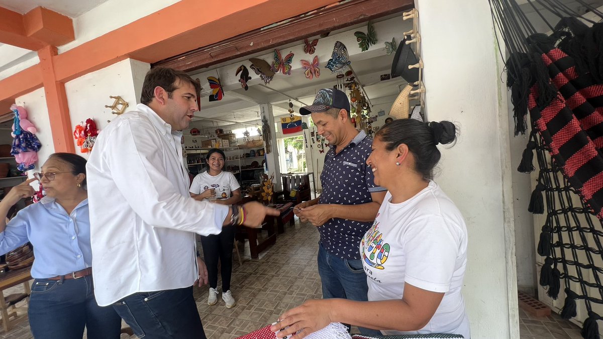 prospericarlos's tweet photo. ¡Sumando voluntades! 

Llegamos a la población de #Tintorero en el Mcpio. Jiménez junto a nuestra Sec. General @SobellaMejias y el compañero @edgarzambranoad  comprometidos con el cambio y la lucha por la Democracia, Libertad y Prosperidad en Venezuela #UnidosXVenezuela #Mcpio201 https://t.co/jysBTlSaPA