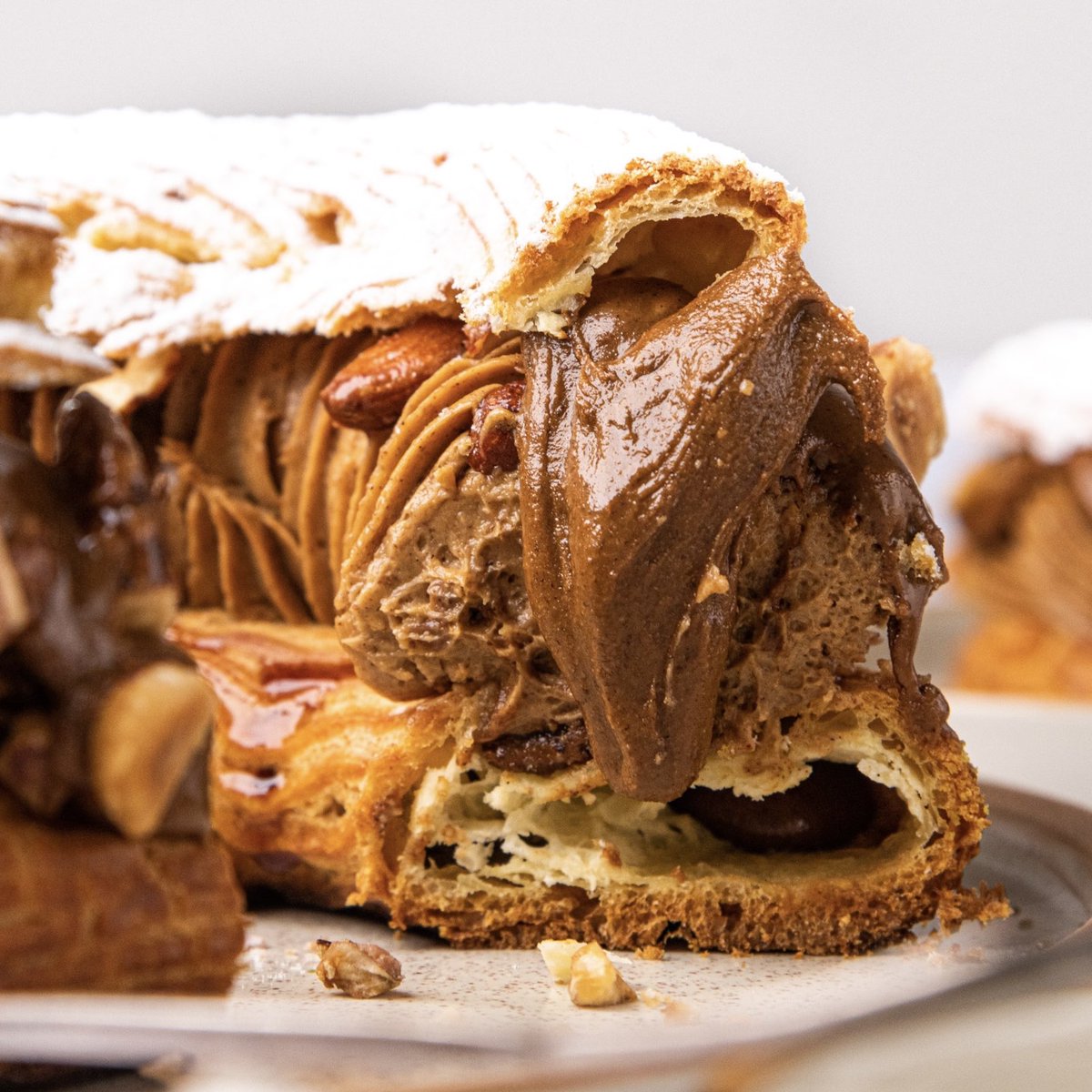 Conticini_Team's tweet photo. Le Paris-Brest 😍
Je sais que je n'ai plus besoin de vous le présenter, mais je ne résiste pas à la tentation de vous poster cette découpe ultra alléchante …
Je vous laisse sur cette jolie note gourmande … 😇
#philippeconticini #pbdt https://t.co/EoKw8qUupG