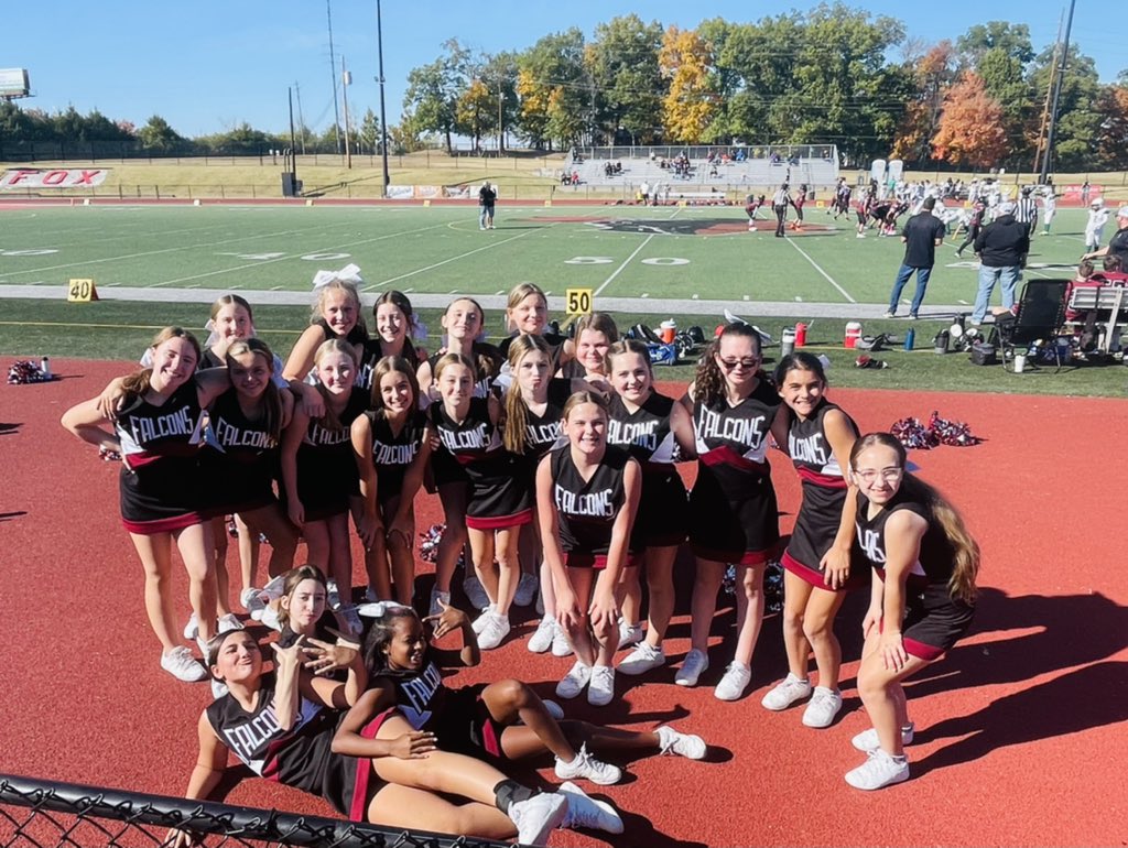 HughesDm's tweet photo. Our 7th grade cheer team. 😊 #RSMSrocks https://t.co/nSQZ1qDXZA