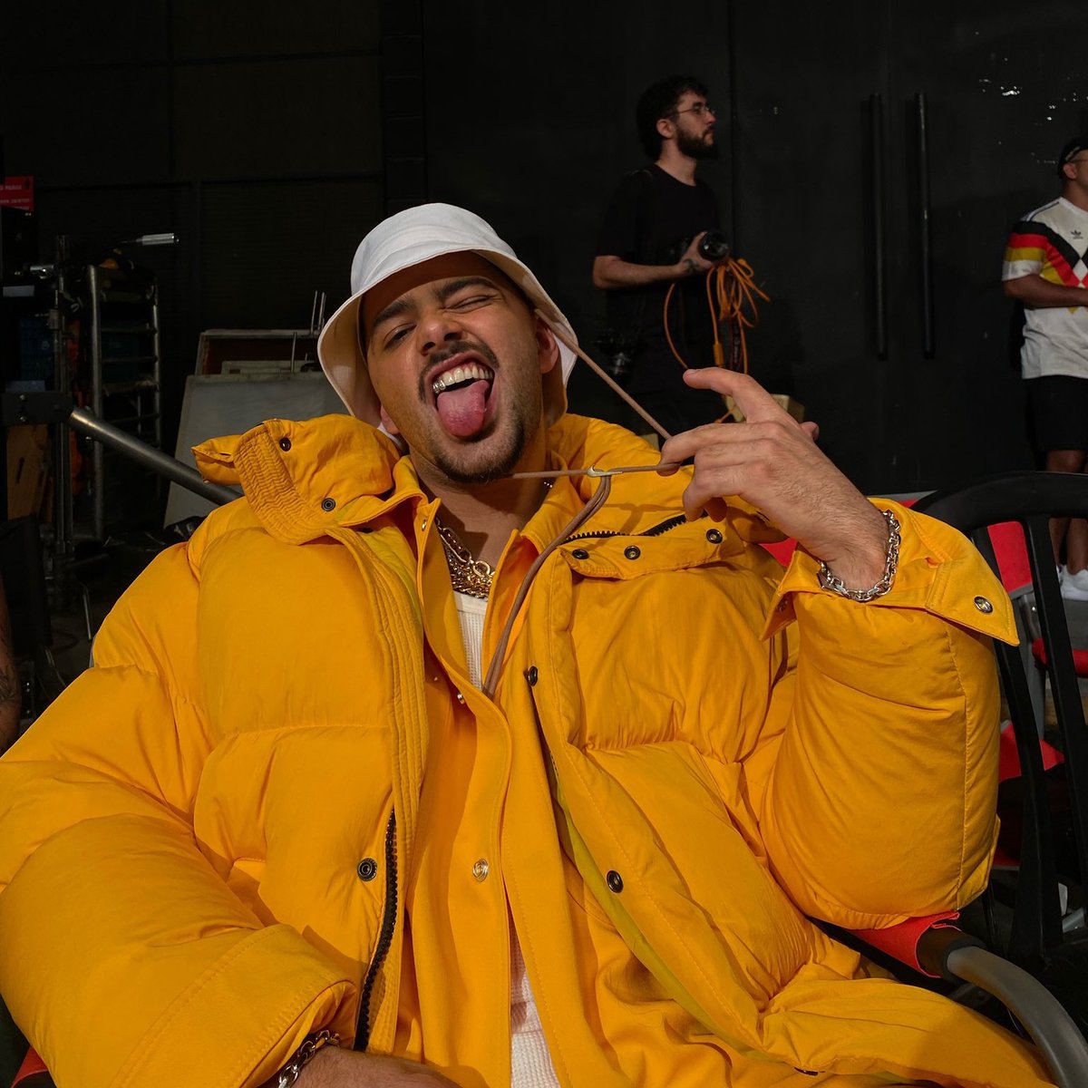 Strangerspop's tweet photo. 🚨 FLOPOU: "Olhadinha", nova música do Pedro Sampaio com Zé Felipe, estreou na posição #126 do Spotify Brasil, e os internautas comentam: "Bomba sonora". https://t.co/wkeg30w2xv
