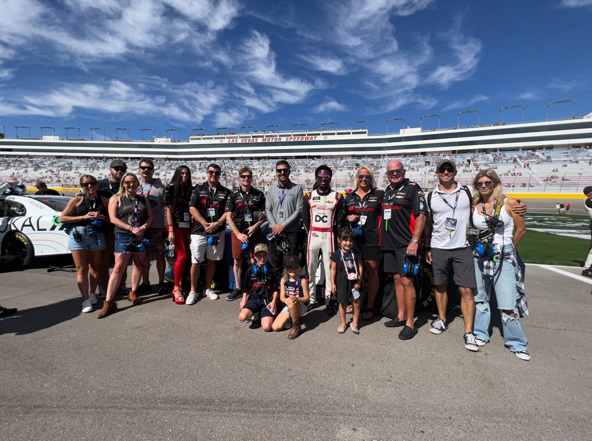 MarketRebels's tweet photo. Proud to host Military Veterans and @marketrebels customers with their families as guests of @rallyforvalor  for #Alsco302, honoring those who risk their lives so we can live in peace. Thank you
@NavySEALfnd @rirvinefound @SEALLegacy @TeamAlphaPrime @TommyJoeMartins @rajahcaruth_ https://t.co/SqAZG3YBVA